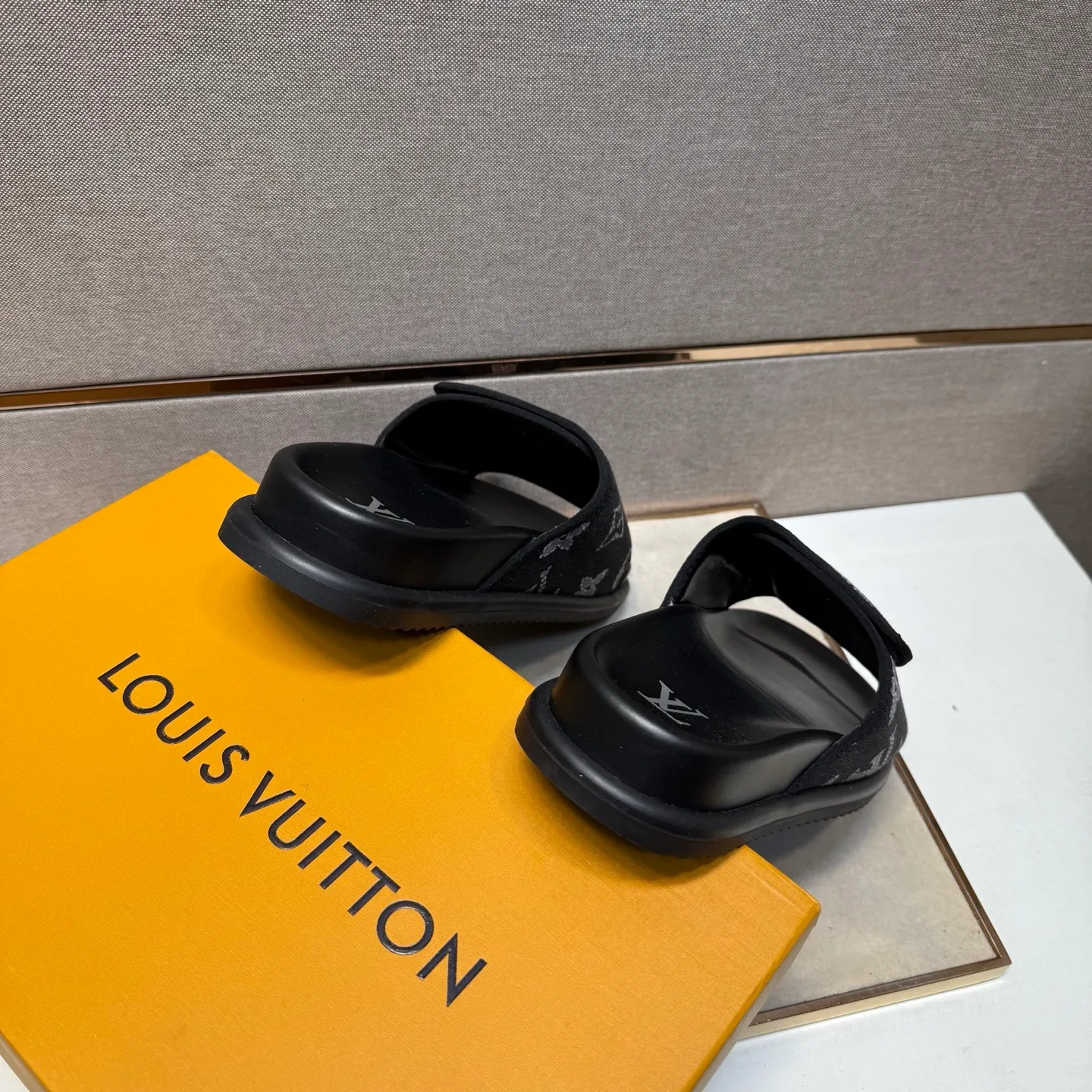 ⬛️Men's shoes 💰p320 [LV～] Men's casual slippers 2025z cabinet sales simultaneously 🔶Size: 38-44 #️⃣ 🔷2 colors🔜The upper is made of multi-material splicing➕Genuine leather lining, comfortable and breathable, sole: original comfortable and wear-resistant outsole, ⚠️Real shot📱Photographed🎬The real thing is better📢📢📢